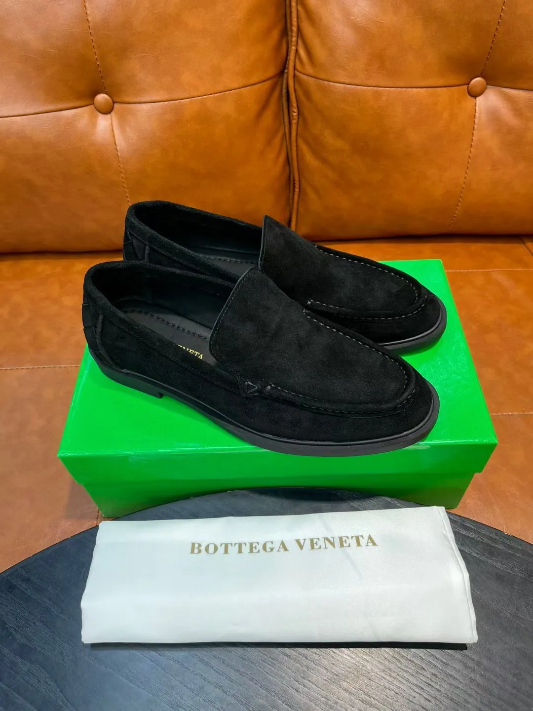 [BV] Top P: 780💰 Size: Male 39-44 (38.45 non-refundable) Bottega Veneta 2025 autumn and winter counter synchronization style. Bottega Veneta BV's new driving shoes have a slip-on design with suede upper, BV's unique weaving design on the heel, and a weaving pattern on the outsole.